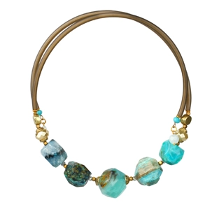 Le port de bijoux en pierres