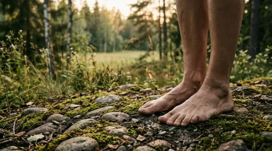 Personne pratiquant l'ancrage tellurique pieds nus dans un environnement naturel apaisant