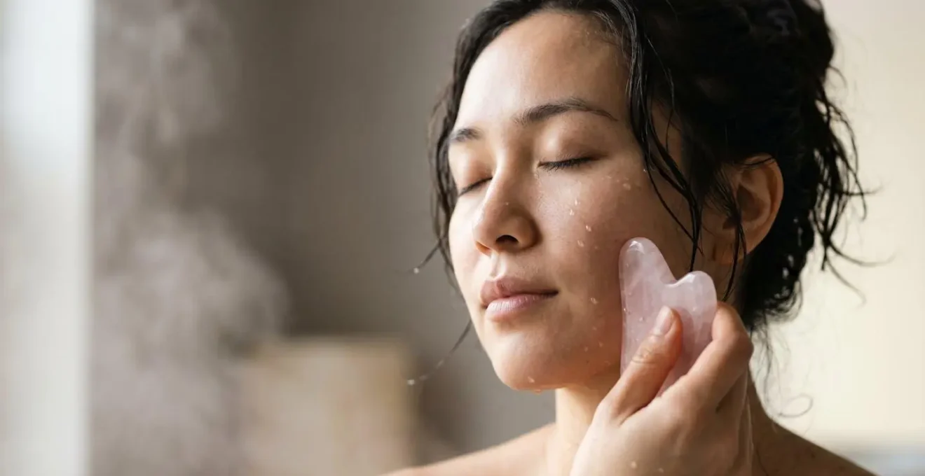 Moment de détente avec auto-massage facial aux pierres polies