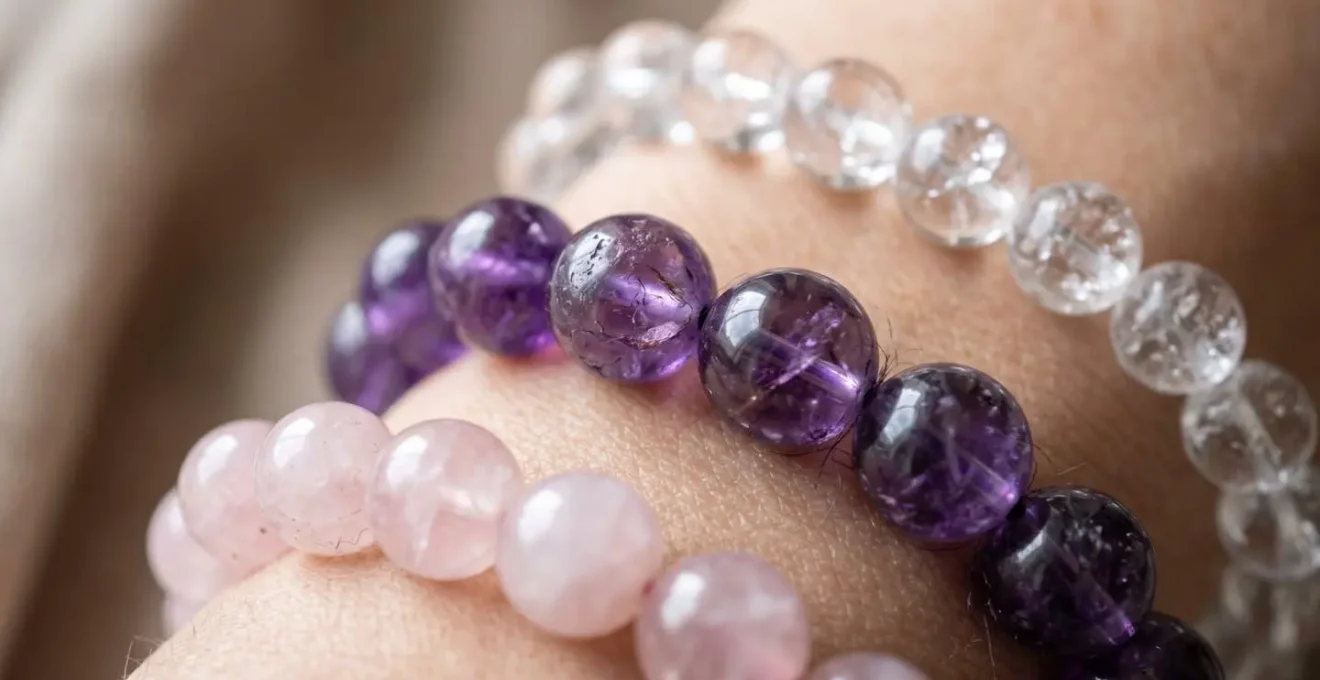Stacking harmonieux de bracelets en pierres naturelles au poignet