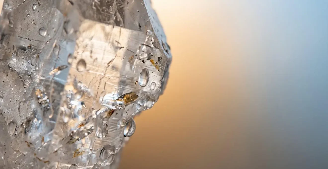 Vue macro d'un cristal transparent révélant sa structure interne et ses lignes de clivage naturelles