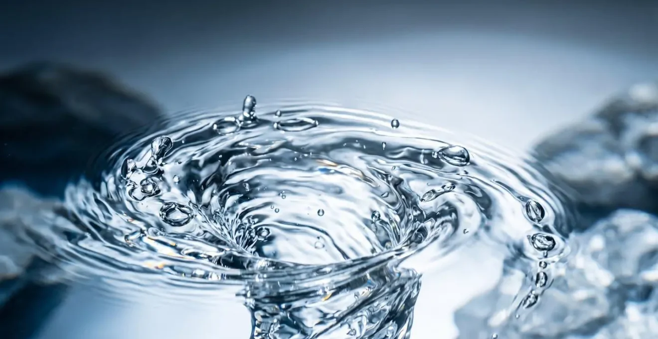 Photographie macro de l eau dynamisee montrant les details cristallins et la texture vitale de l eau restructuree