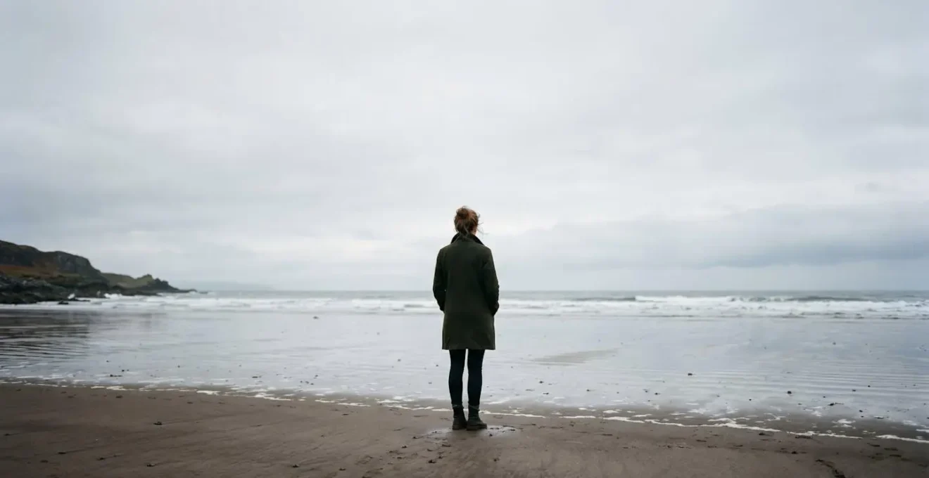 Scene environnementale minimaliste montrant une personne seule dans un vaste espace naturel evoquant la transformation apres un choc de vie