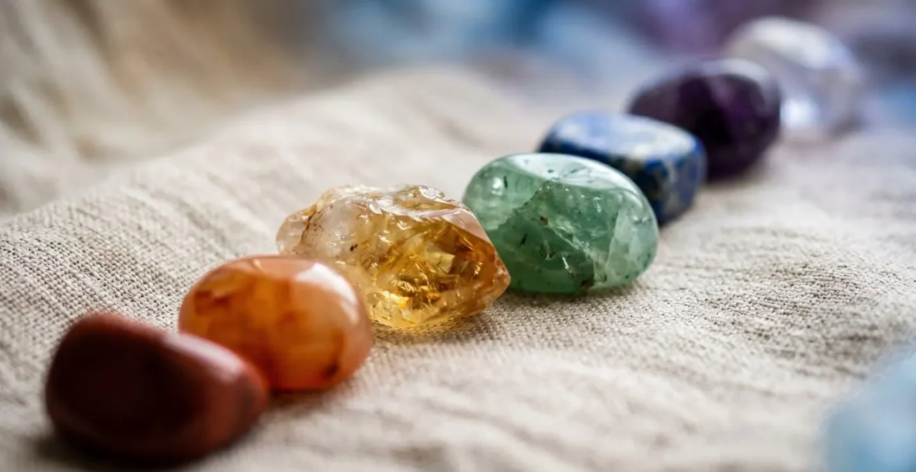 Vue macro détaillée de sept pierres naturelles aux couleurs des chakras disposées harmonieusement