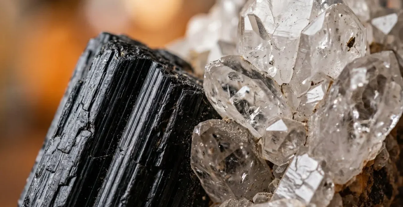 Pierre de tourmaline noire posée sur un amas de quartz pour purification nocturne